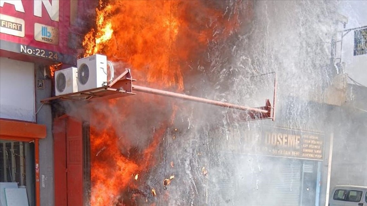 İş yerinde çıkan yangına müdahale ediliyor