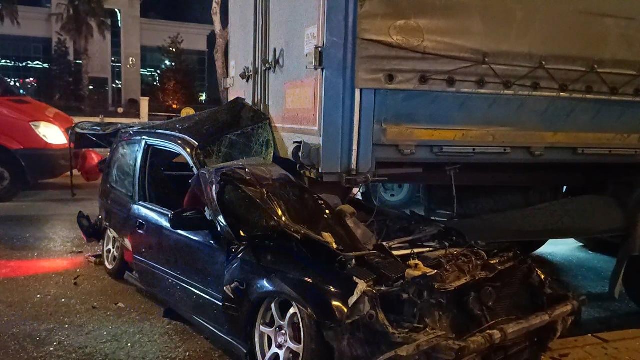 Tırın altına giren araç hurdaya döndü