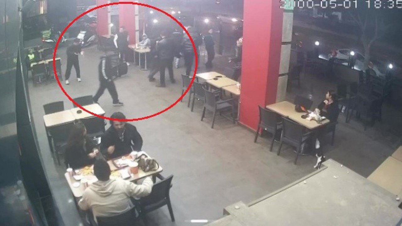 Hiç tanımadıkları genci "Neden bakıyorsun" diye darp edip burnunu kırdılar