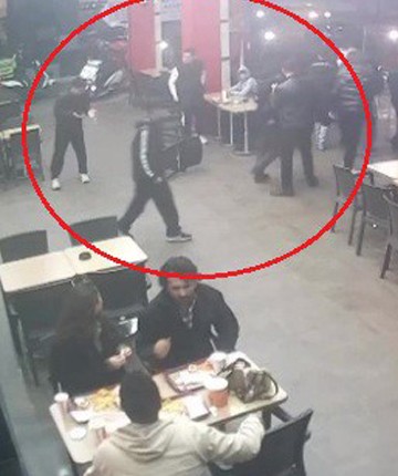 Hiç tanımadıkları genci "Neden bakıyorsun" diye darp edip burnunu kırdılar