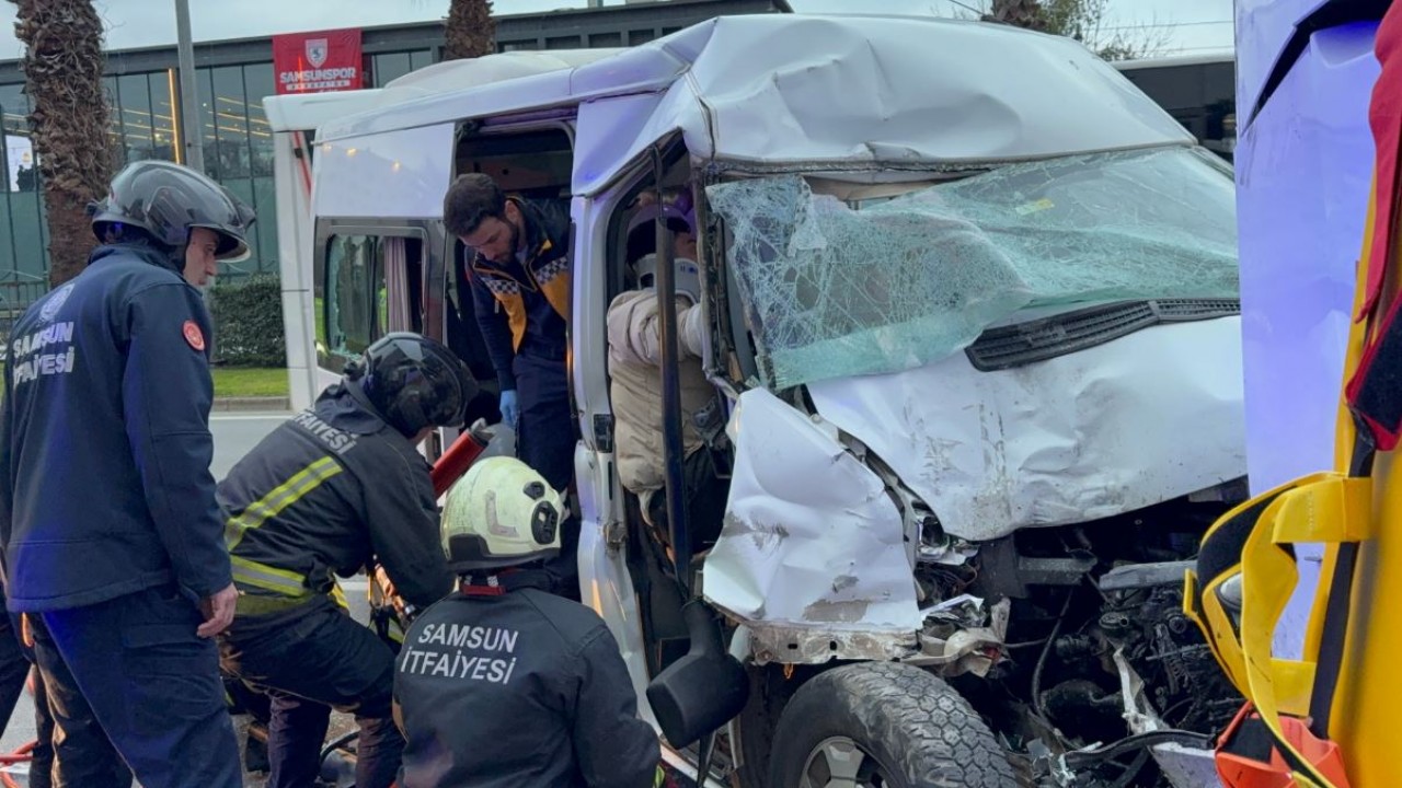 Minibüs, hafif ticari araç ve otobüse çarptı: 7 yaralı