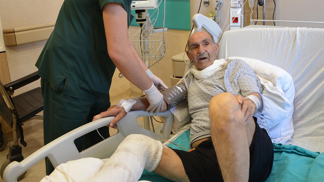 Tıkalı lavaboyu açmaya çalıştı, kimyasal yanıkla hastanelik oldu