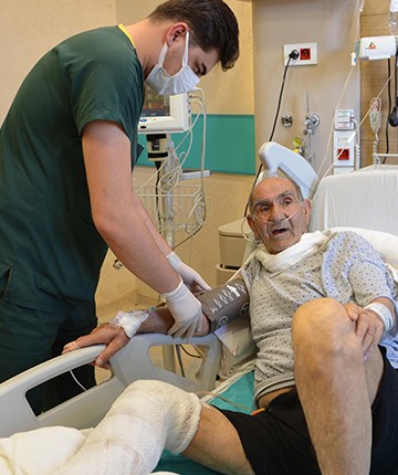 Tıkalı lavaboyu açmaya çalıştı, kimyasal yanıkla hastanelik oldu