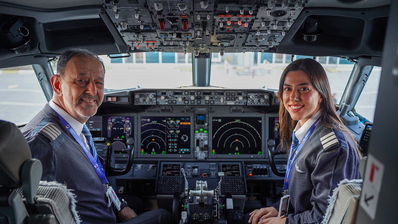 42 yıllık pilot son uçuşunda kokpiti, ilk seferine çıkan kızıyla paylaştı