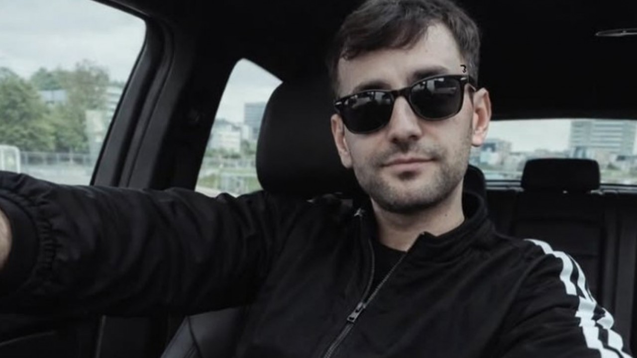 Bariyerlere çarpan motosikletli hayatını kaybetti