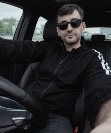 Bariyerlere çarpan motosikletli hayatını kaybetti