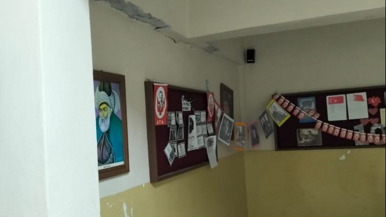 Tokat'ta 5,5 büyüklüğündeki deprem okul duvarlarını çatlattı