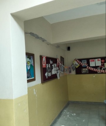 Tokat'ta 5,5 büyüklüğündeki deprem okul duvarlarını çatlattı