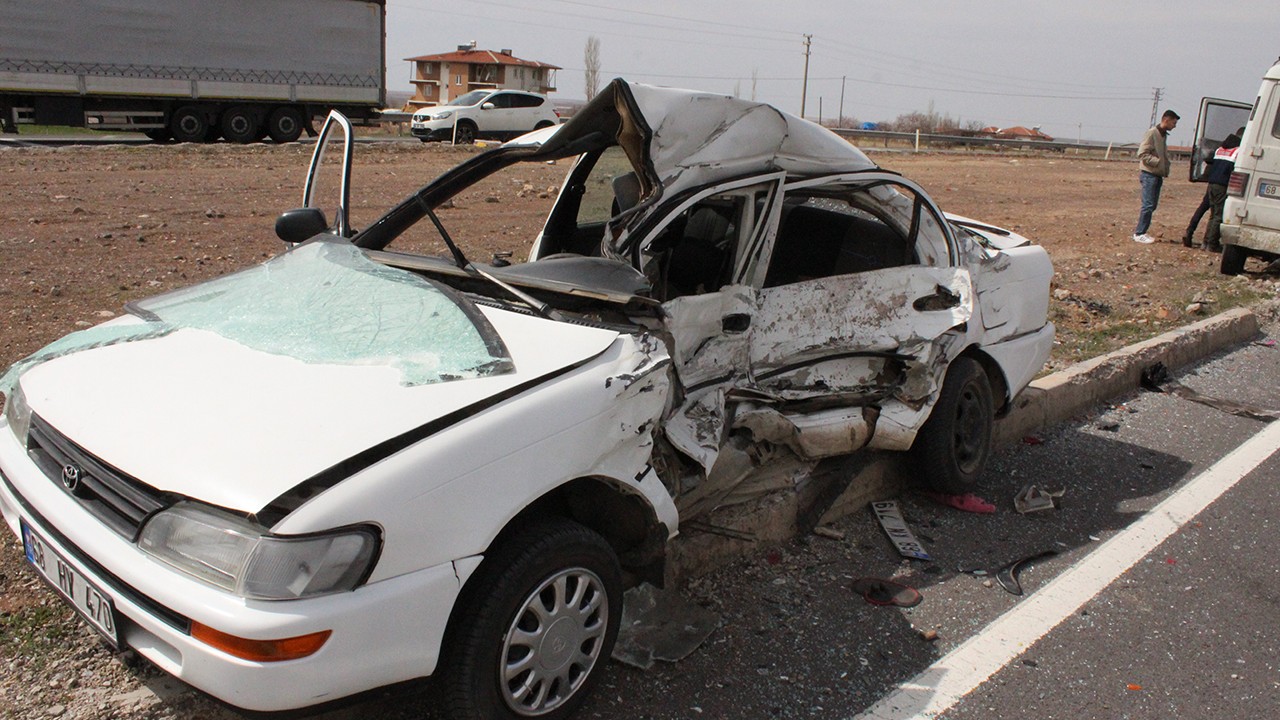 Feci kaza! Otomobil ile kamyonet kavşakta çarpıştı: 1 ölü, 1 yaralı