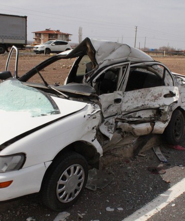Feci kaza! Otomobil ile kamyonet kavşakta çarpıştı: 1 ölü, 1 yaralı