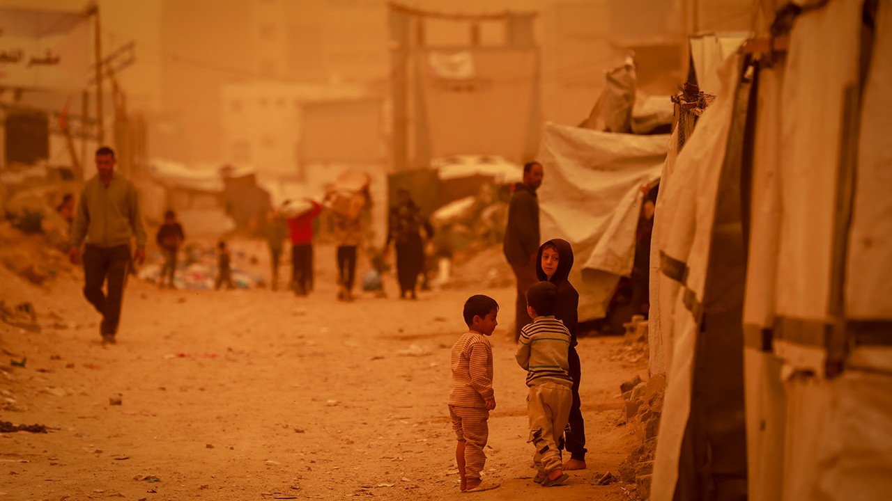 Gazze’de etkili olan kum fırtınası Filistinlilerin hayatını daha da zorlaştırdı