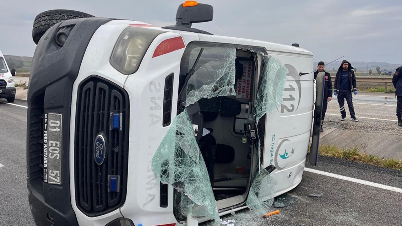Lastiği patlayan ambulans devrildi; 3 sağlık personeli yaralandı