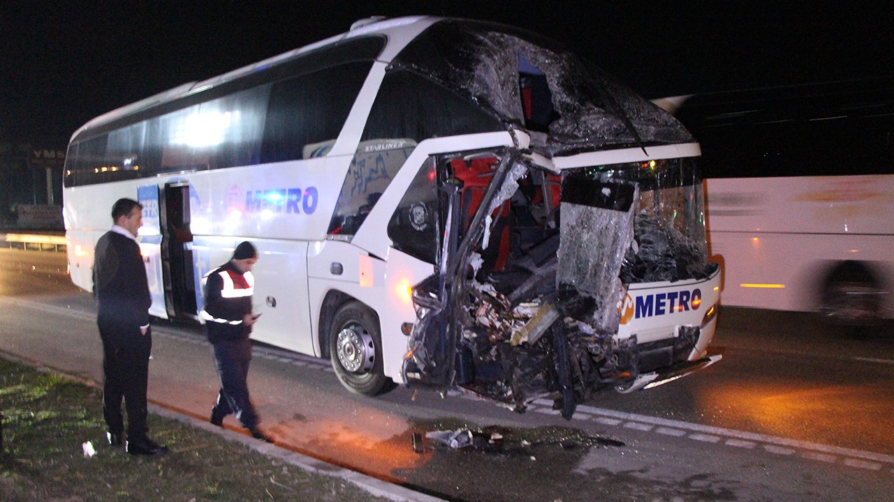 Yolcu otobüsü ile TIR çarpıştı! Kazada 11 kişi yaralandı