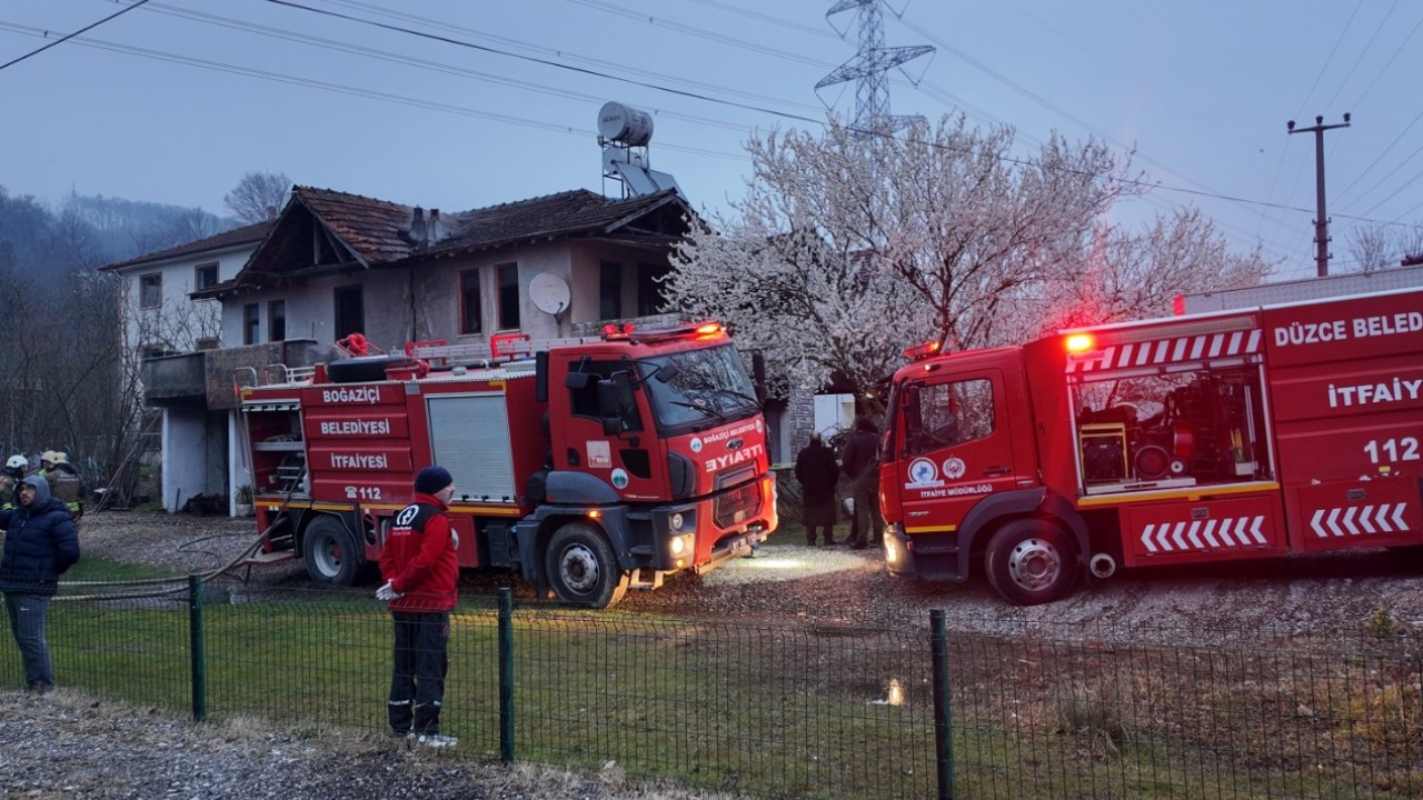 Evinde çıkan yangında dumandan zehirlenen kadın öldü