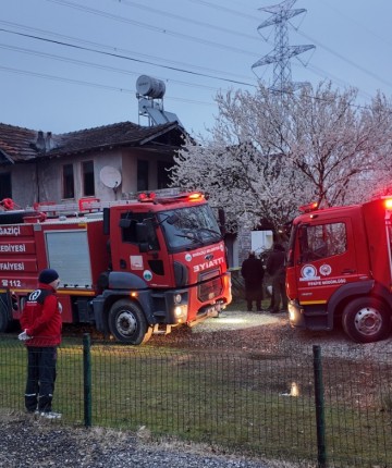 Evinde çıkan yangında dumandan zehirlenen kadın öldü