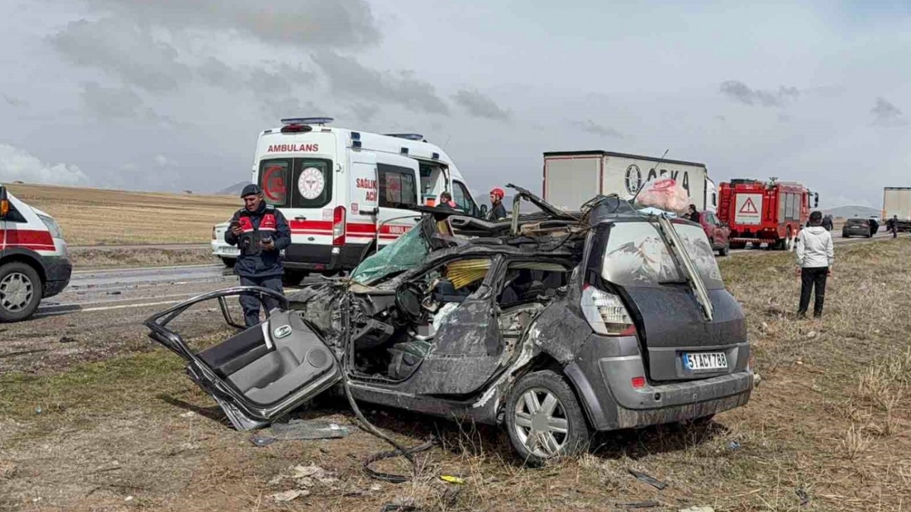 Otomobil tıra arkadan çarptı: 1 ölü, 3 yaralı