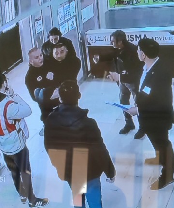 Polisten yürek ısıtan görüntü: Sınava giderken engelli aracının lastiği patladığı genci kucağında taşıdı