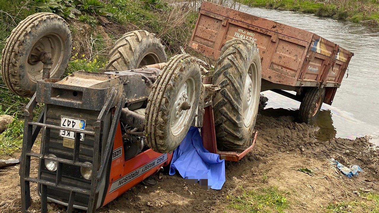 Toprak yolda devrilen traktörün altında kalan sürücü hayatını kaybetti