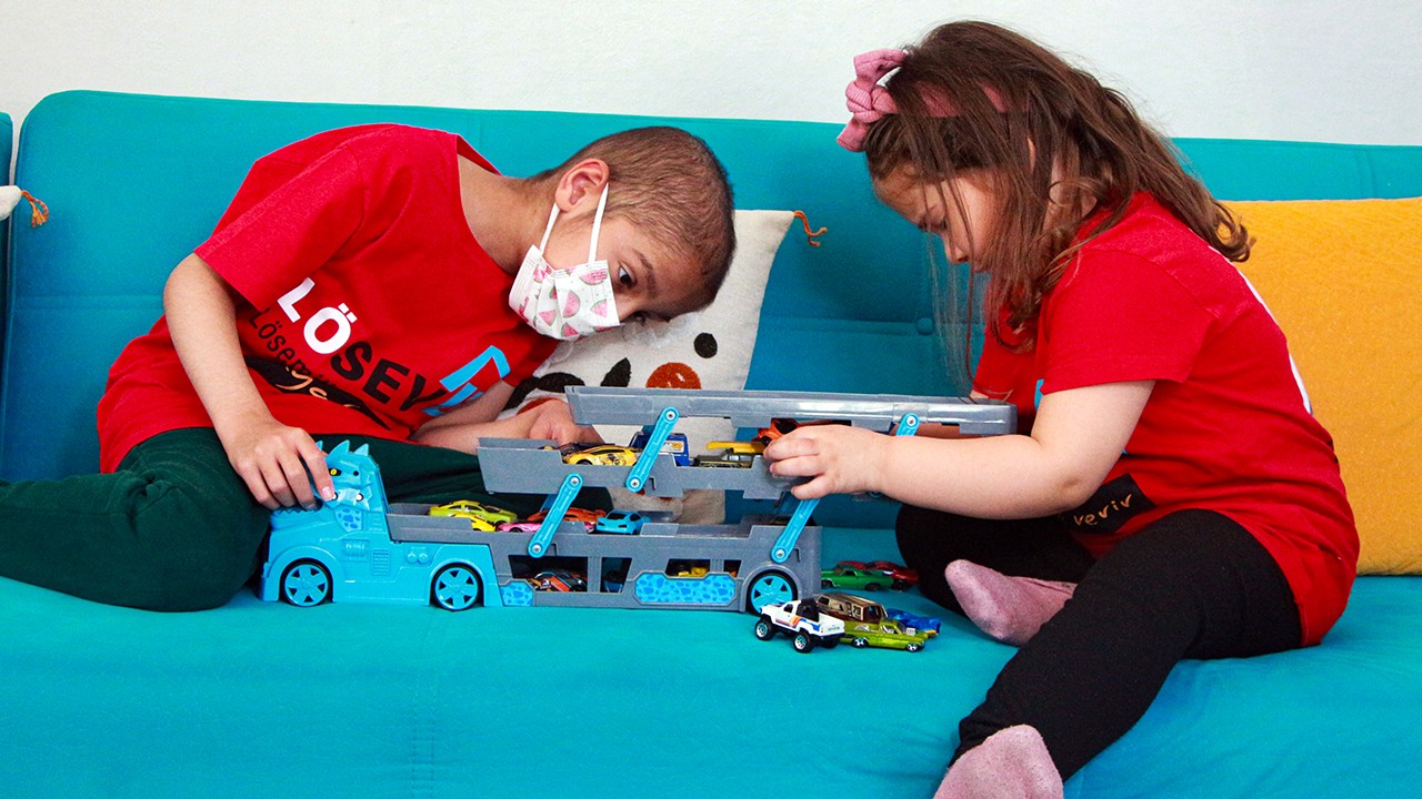 Lösemili Çınar, kardeşinden yapılan ilik nakliyle hayata tutundu