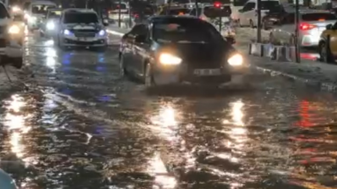 Sağanak ve karla karışık yağmur nedeniyle caddeler göle döndü