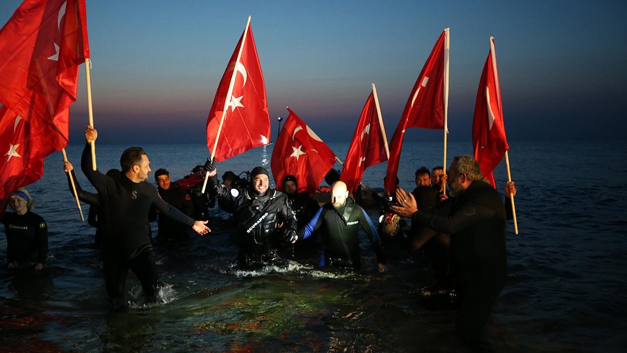 Türk dalgıç dünya rekoru kırdı: Soğuk suda 36 saat
