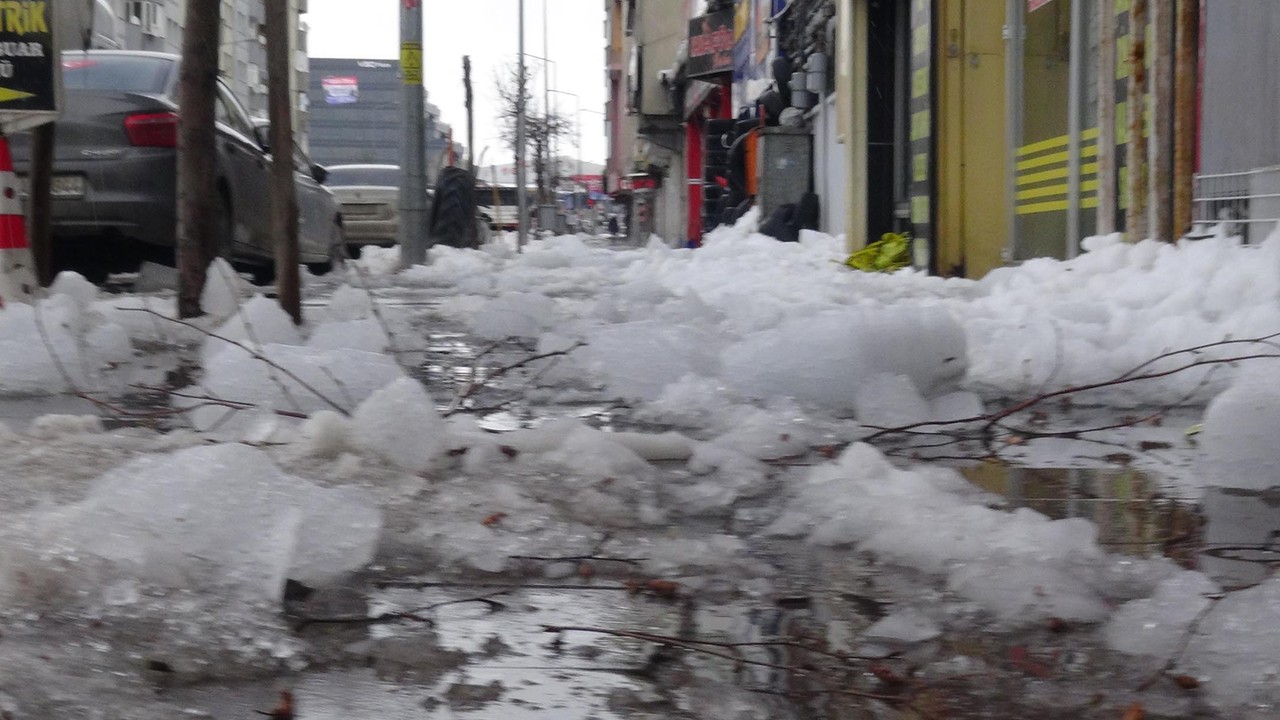Üzerine kar ve buz kütlesi düşen kişi ağır yaralandı