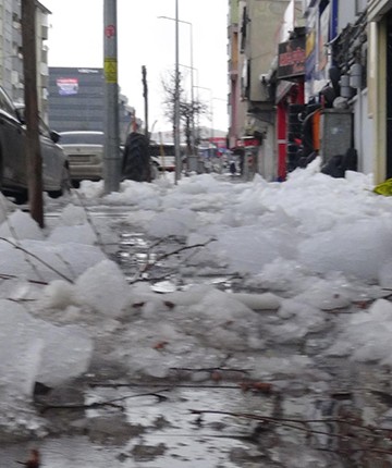 Üzerine kar ve buz kütlesi düşen kişi ağır yaralandı