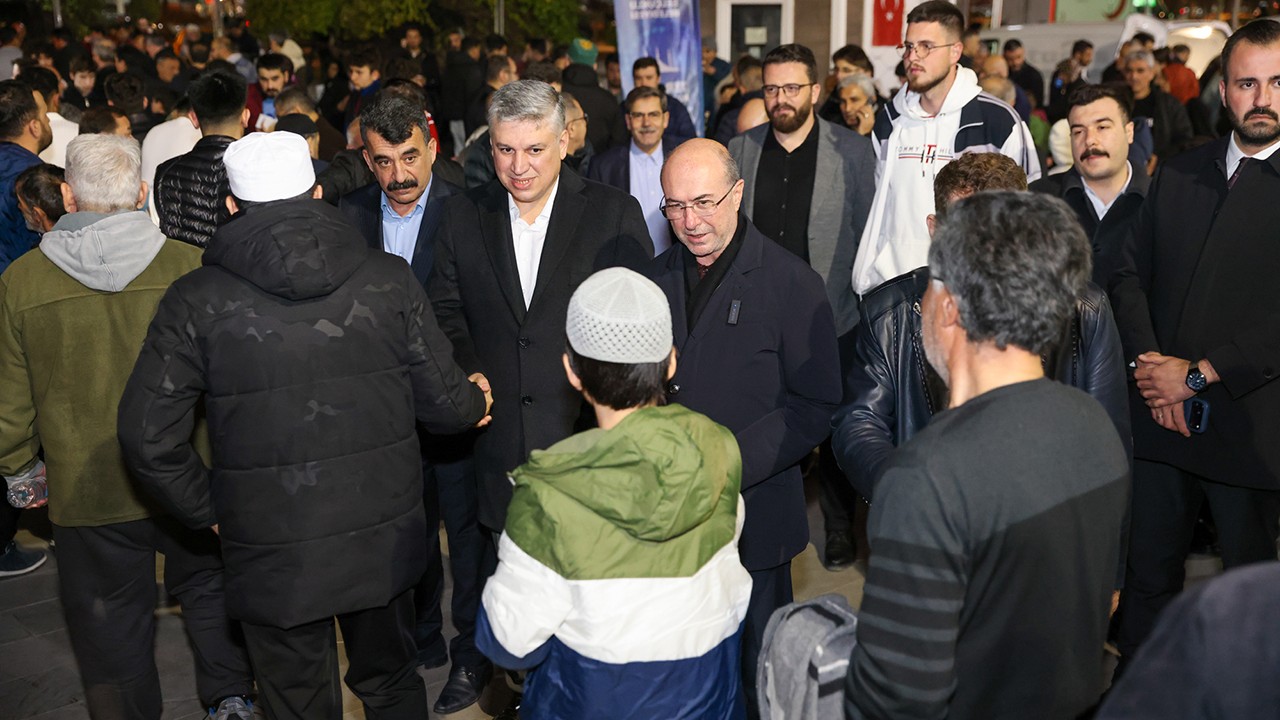 Başkan Pekyatırmacı Kadir Gecesi’nde vatandaşlarla Selçuklu Merkez Camii’nde buluştu