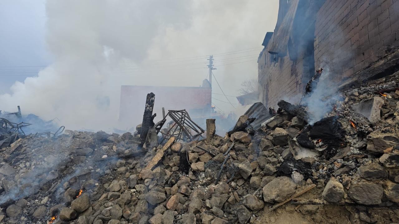 5 ev ve 8 samanlık küle döndü