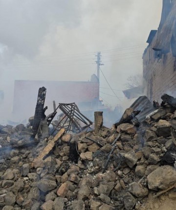 5 ev ve 8 samanlık küle döndü