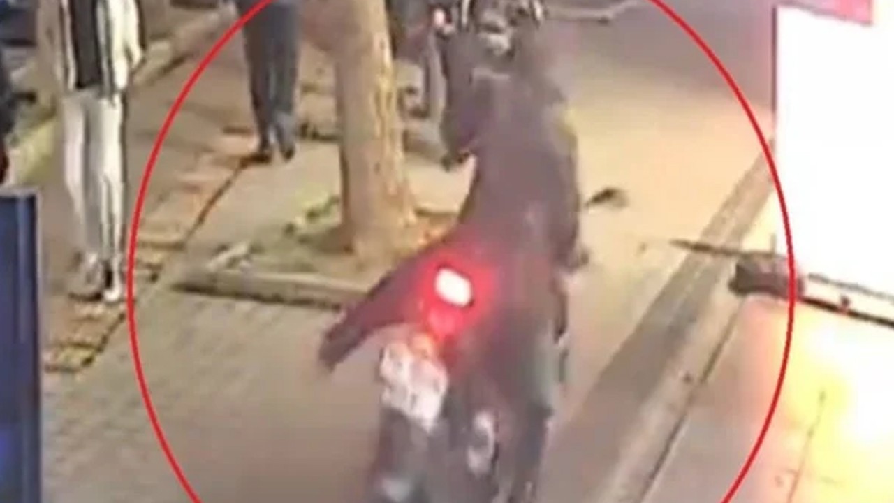 Alkollü kadın dehşet saçtı! Kendisine yardım edenleri darbetti