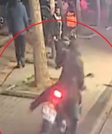 Alkollü kadın dehşet saçtı! Kendisine yardım edenleri darbetti