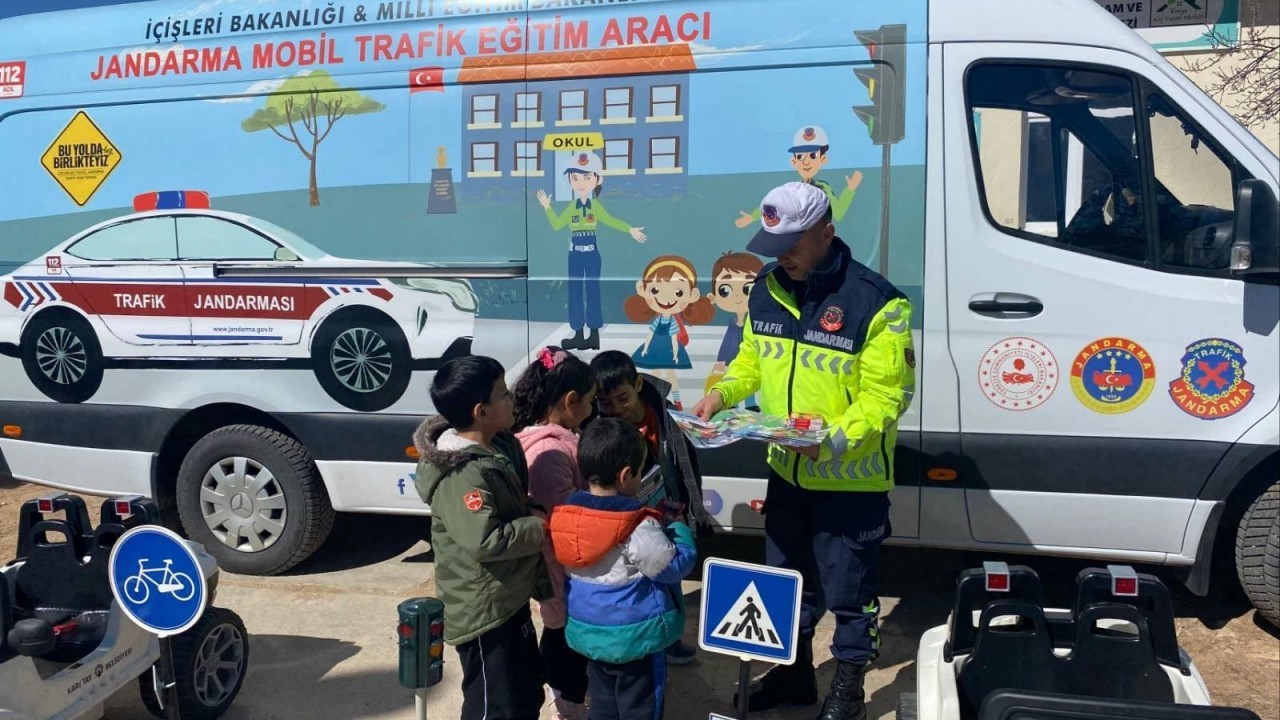 Konya'da jandarma ekiplerinden öğrencilere ve sürücülere trafik eğitimi