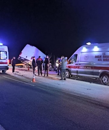 Tırla kamyonet çarpıştı! 2 ölü, 1 yaralı