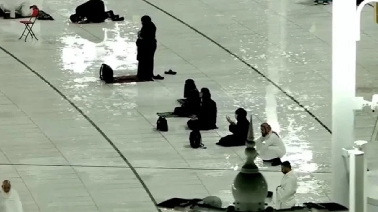 Kabe'de, Ramazan'ın son günü yağmur altında dua edildi