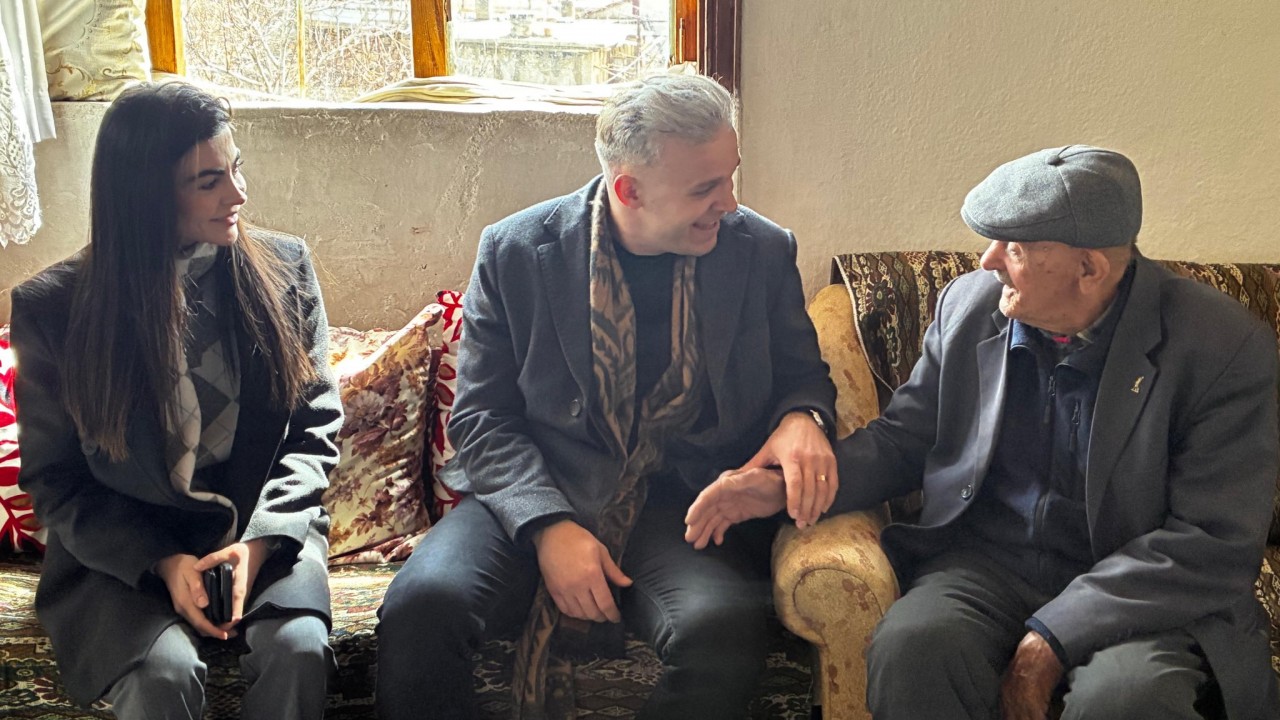 Kaymakam Karamahmut'tan ilçenin yaşayan çınarına bayram ziyareti