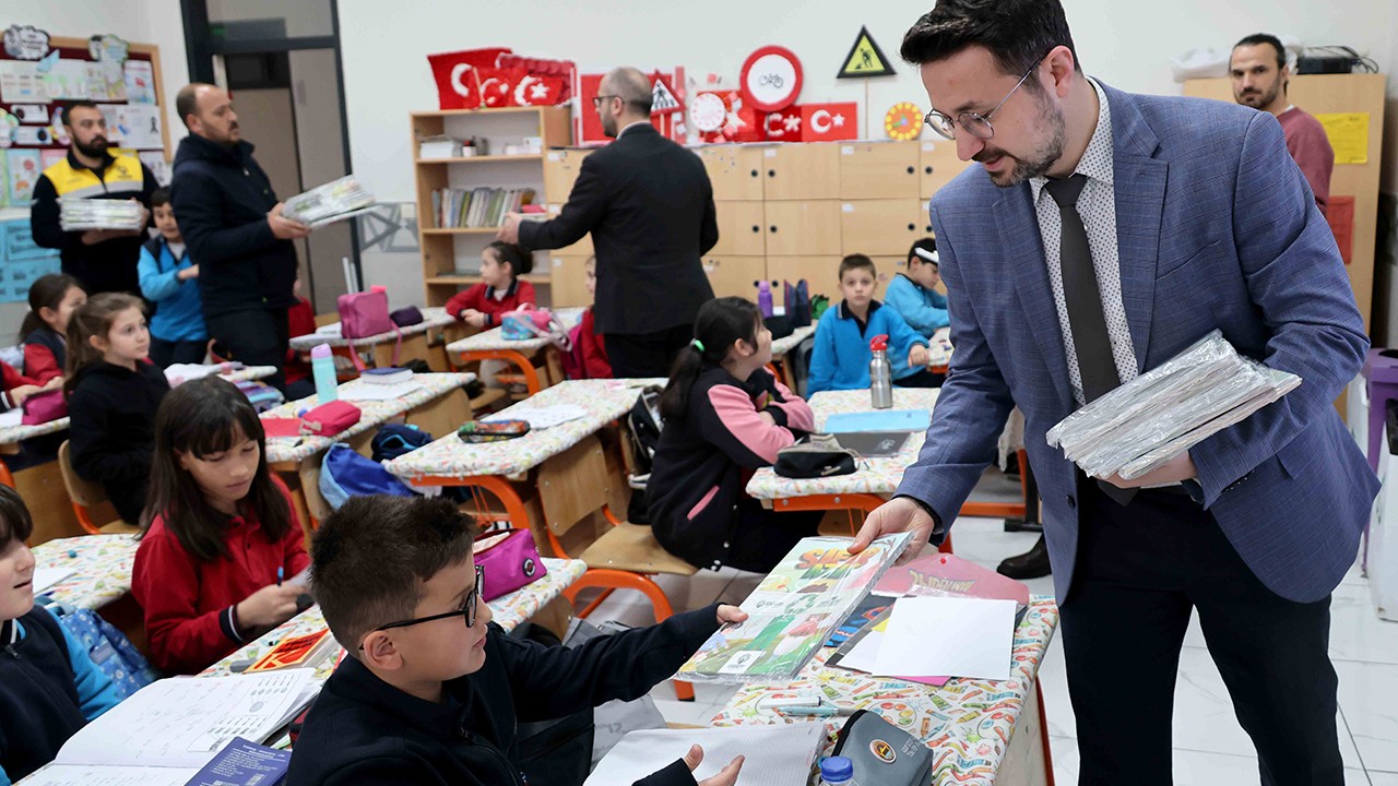 Karatay Belediyesi’nden 30 Mart Uluslararası Sıfır Atık Günü’nde öğrencilere kitap seti hediyesi