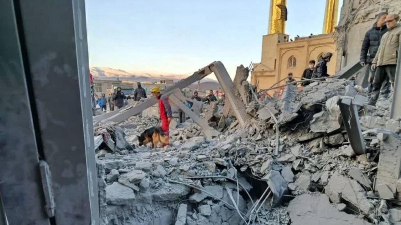 ABD-İsrail, İran'da tarihi camiyi hedef aldı: 3 kişi hayatını kaybetti