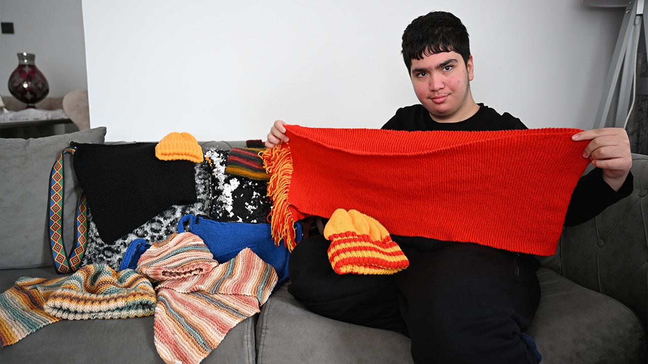 Anneannesini izleyerek örgü öğrenen otizmli Musa kendi dükkanını açmayı hedefliyor