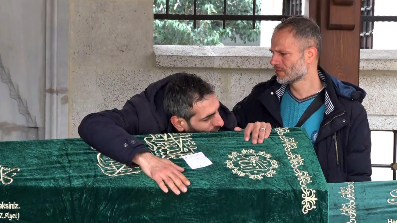 Babadan küçük kızına acı dolu veda: Kızının tabuta sarılarak gözyaşlarına boğuldu