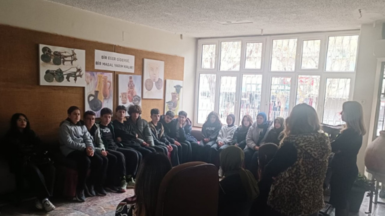 Meram Anadolu Lisesi öğrencileri “Kitabını Al Gel” etkinliğinde buluştu