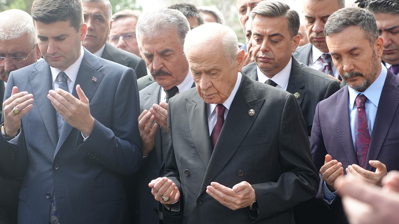 MHP Lideri Bahçeli, Türkeş'in kabrini ziyaret etti