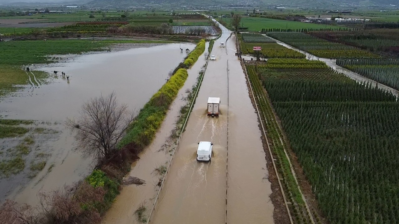 Sağanak nedeniyle tarım arazileri ve kara yolu su altında kaldı
