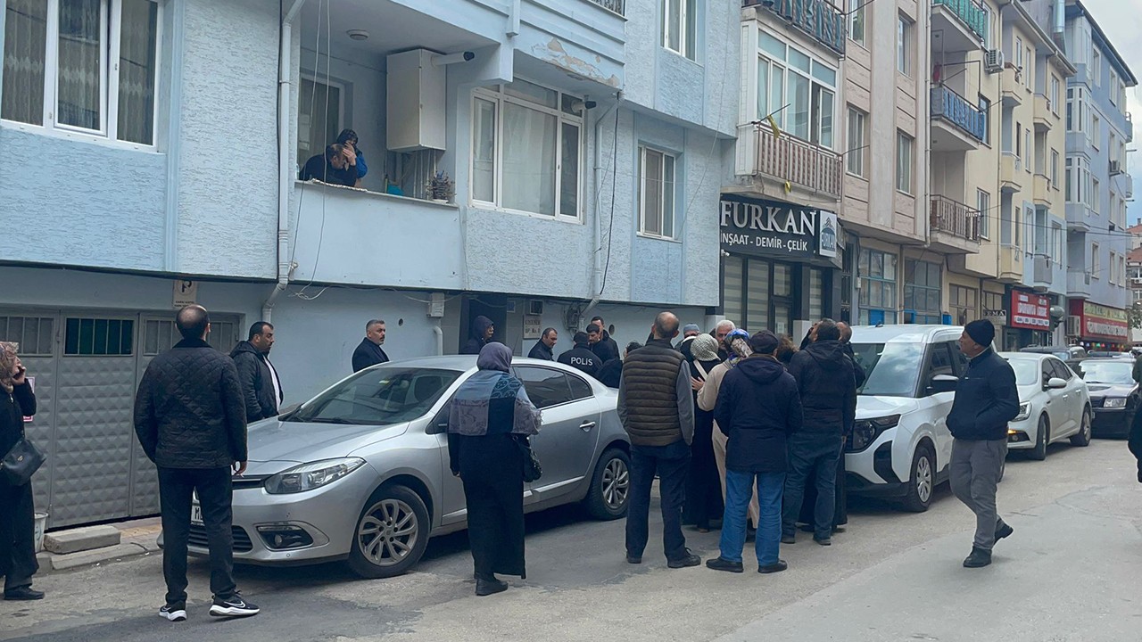 Evinde boğazı kesilerek öldürüldü