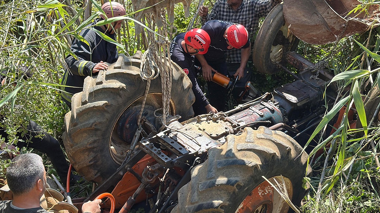 Emekli polis bahçede çalışırken devrilen traktörünün altında kalıp öldü
