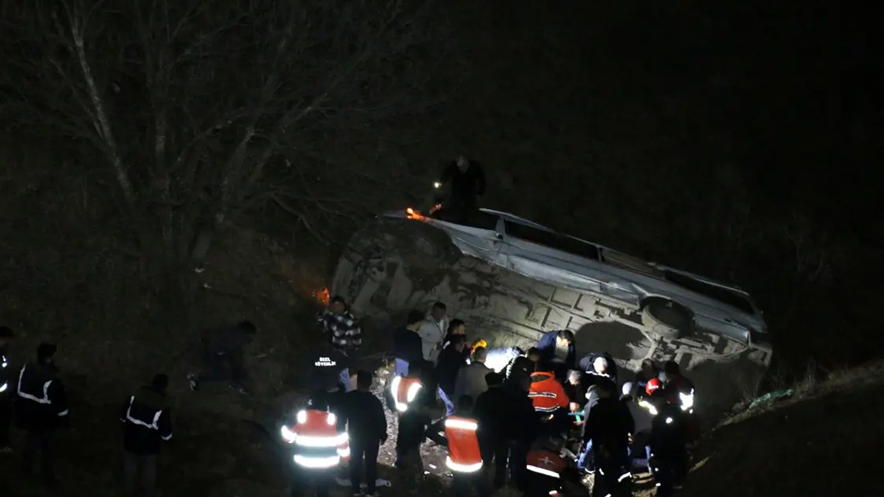 İşçileri taşıyan servis devrildi: 2 kişi öldü, 10 kişi yaralandı