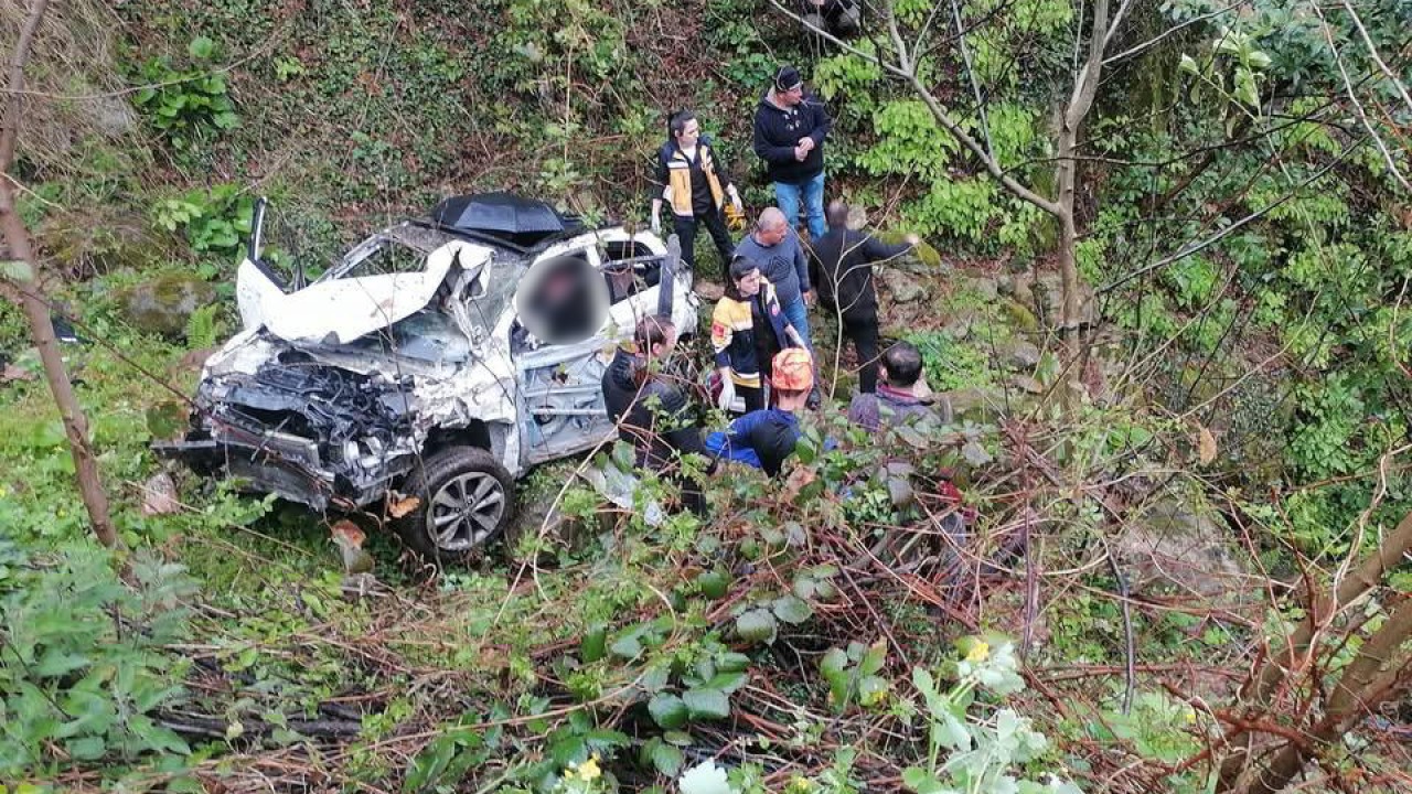 Otomobil uçuruma yuvarlandı! Baba ve öğretmen kızı hayatını kaybetti