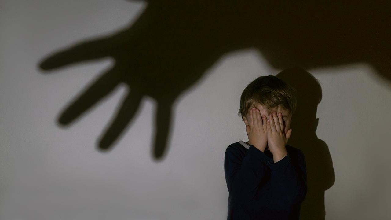 9 yaşındaki çocuğunu iki yıl boyunca bir minibüste kilitli tuttu