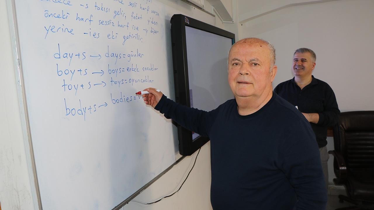 74 yaşındaki dede, 8 yaşındaki torunuyla iletişim kurabilmek için İngilizce öğreniyor