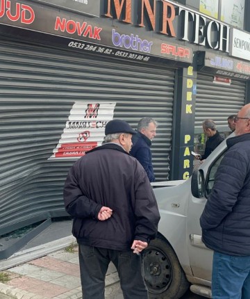 Fren yerine gaza basan sürücü işyerine daldı